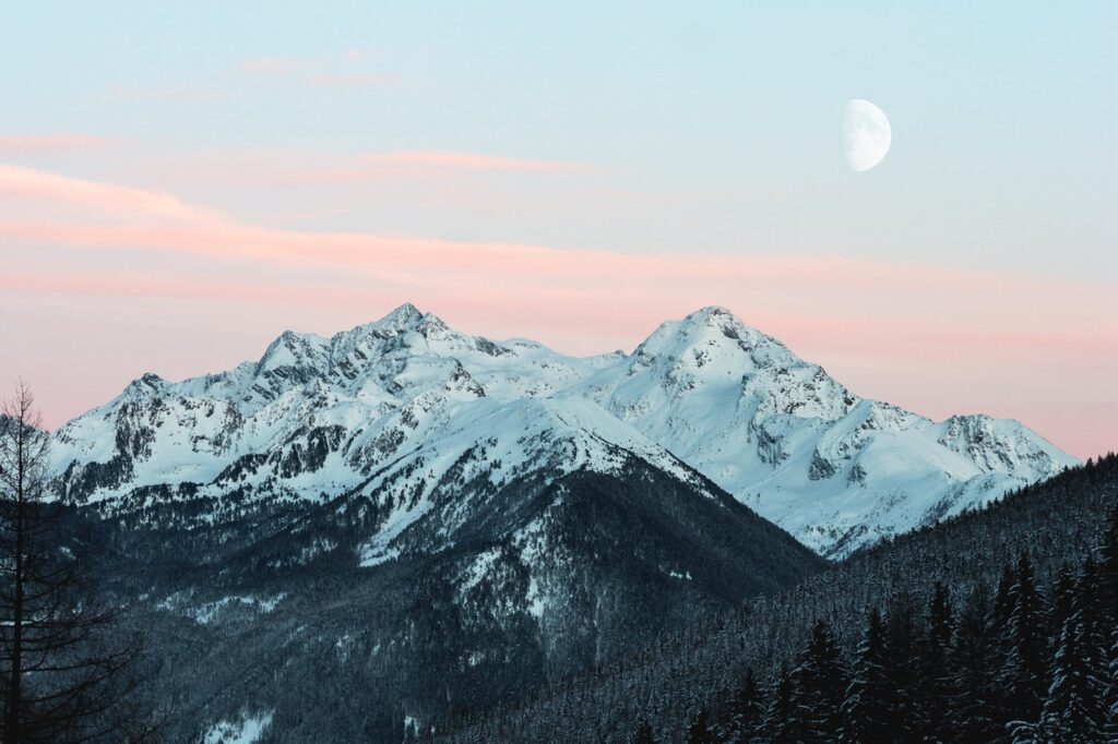 Services snowy mountain 1287145.jpg